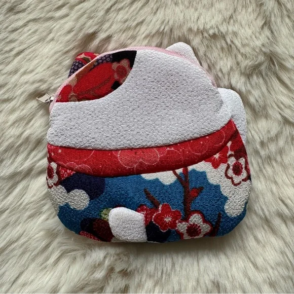 Cute Japanese Cat-Shaped Pouch with Floral Design - Picture 2 of 3